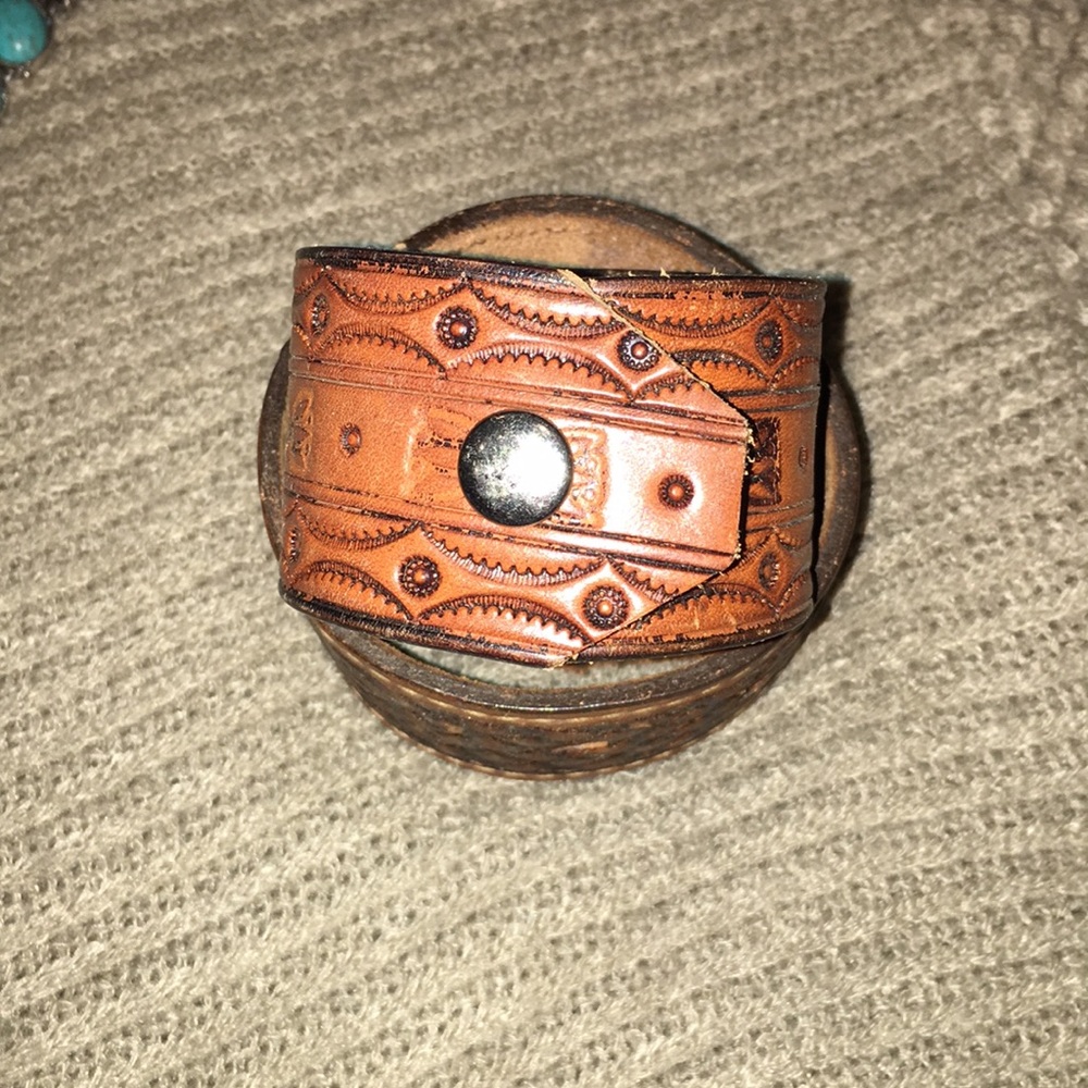 Handmade leather cuff - Picture 2 of 6